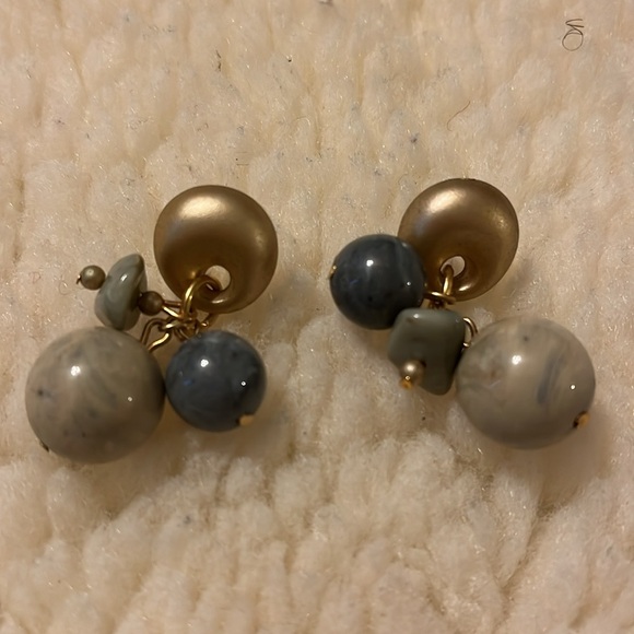 Cute and funky earrings with marble colored round beads and featuring a unique a - Picture 14 of 16